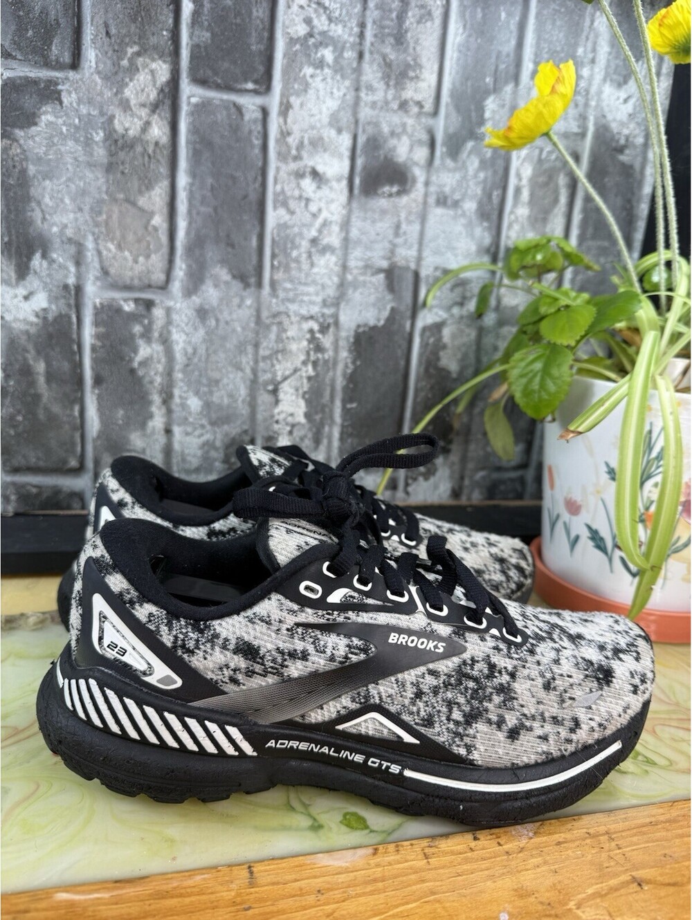 Brooks Adrenaline GTS 23 Women’s Black/White/Gray Low Top Lace-Up Mesh Speckled